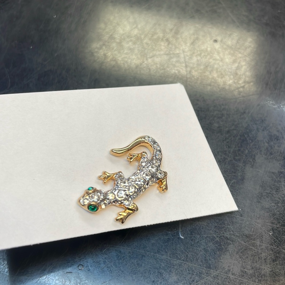 Bedazzled lizard pin